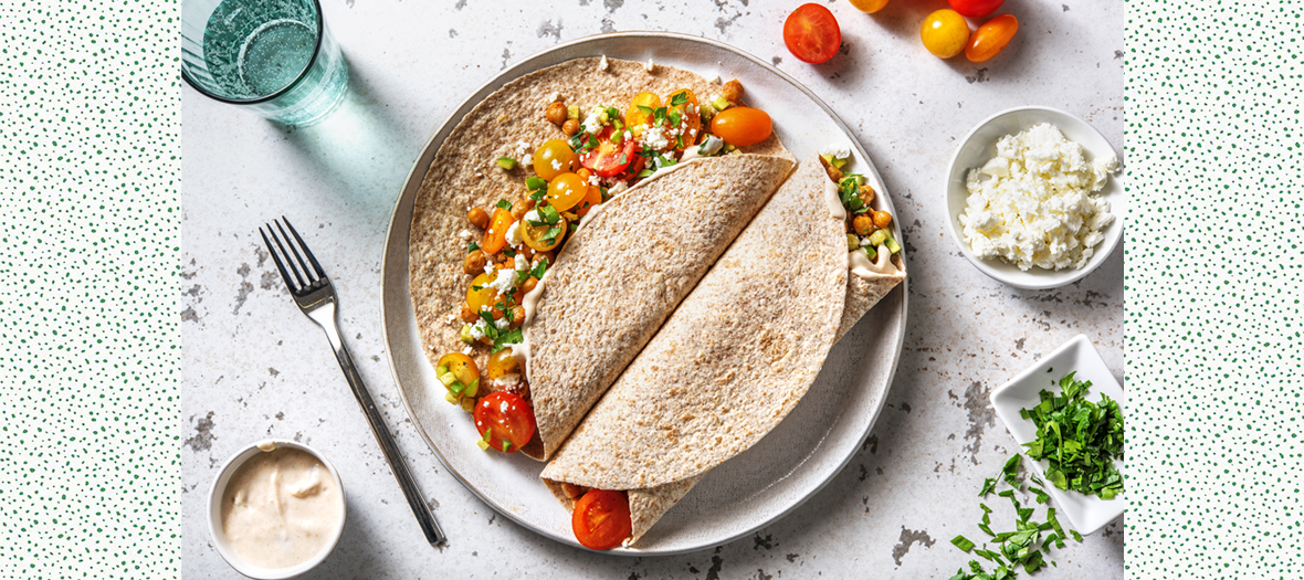 Plat de Tortillas Healthy avec pois chiches, paprika en poudre, concombre, tomates cerises, persil, huile d'olive, Poivre et sel 