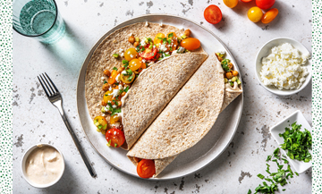 Plat de Tortillas Healthy avec pois chiches, paprika en poudre, concombre, tomates cerises, persil, huile d'olive, Poivre et sel 