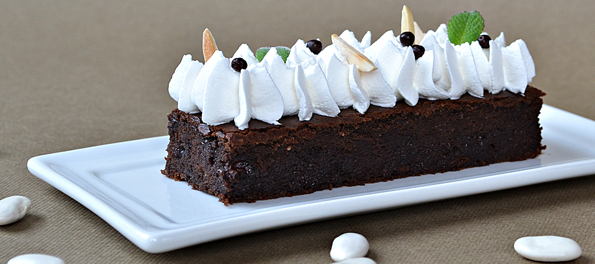 Brownie avec haricots cuits au naturel, sirop d'érable, huile de tournesol, cacao amer, poudre d'amandes, chocolat noir 