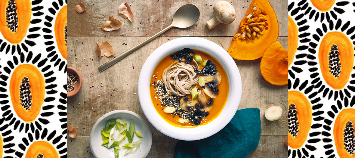 Recette de la soupe traditionnelle japonaise avec de la courge et de l'huile de coco