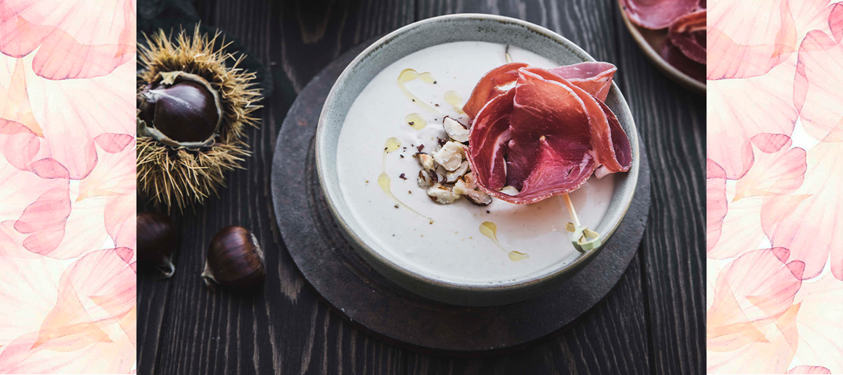 Bol de Soupe De Chataignes avec des tranches de coppa, châtaignes cuites, noisettes, échalotes, noix de beurre, crème liquide, huile d’olive, lait, Sel et Poivre