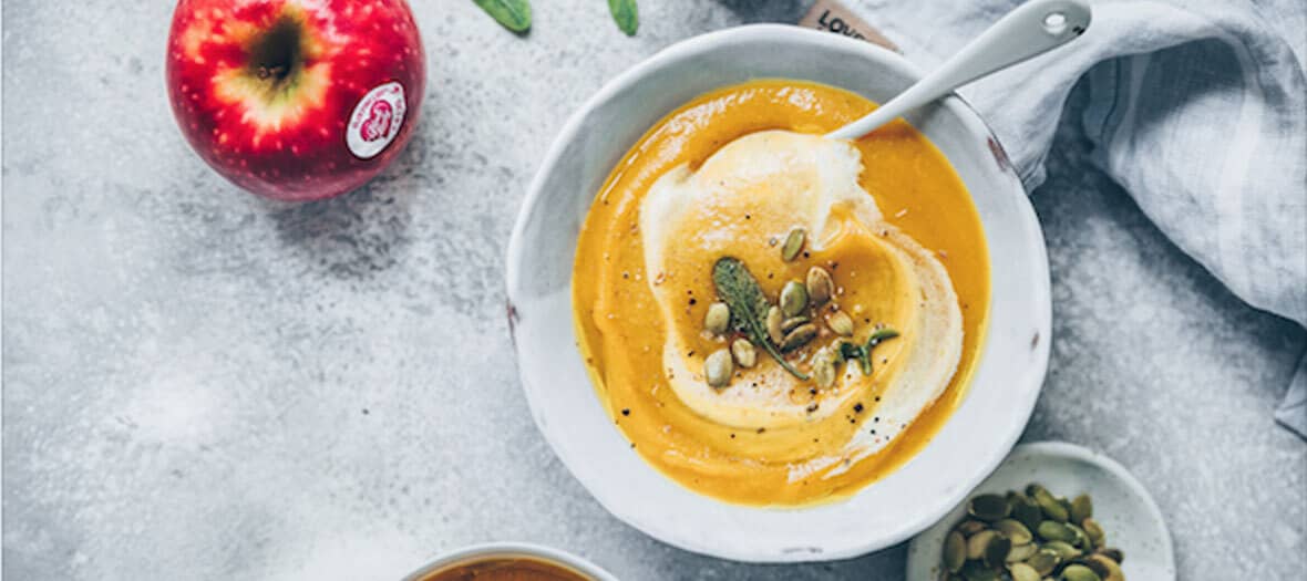 Recette de la soupe au butternut avec gingembre, curry et lait de coco et pomme.