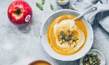 Recette de la soupe au butternut avec gingembre, curry et lait de coco et pomme.