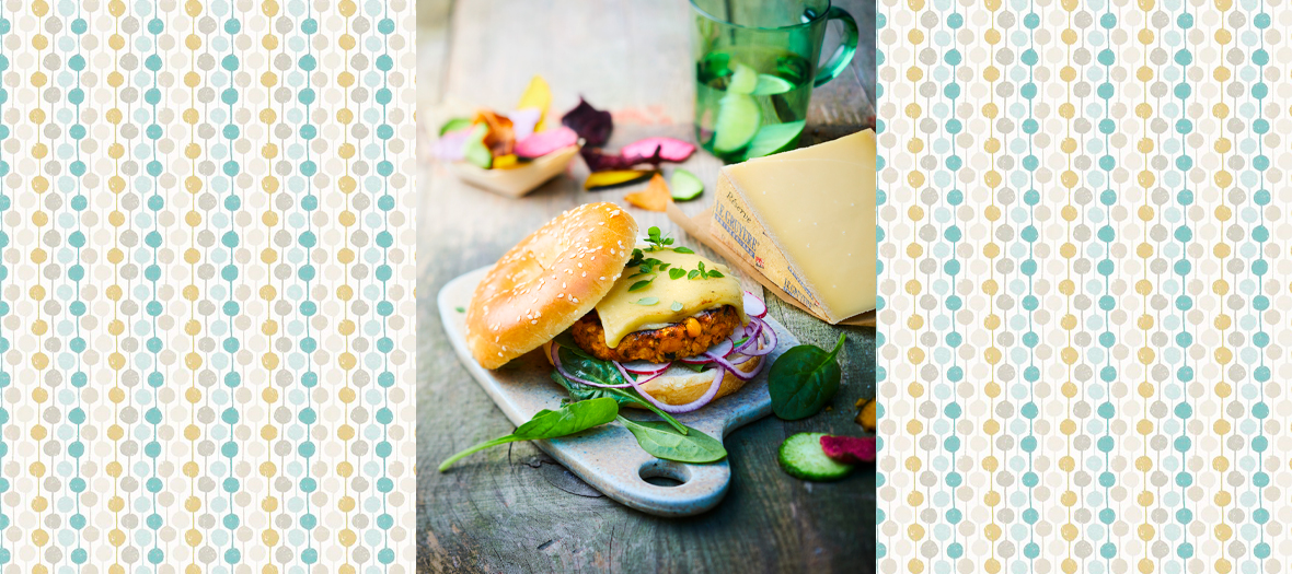 Recette du Burger Food Porn Veggie avec Steak de pois chiche, épinards frais et gruyère ultra fondant