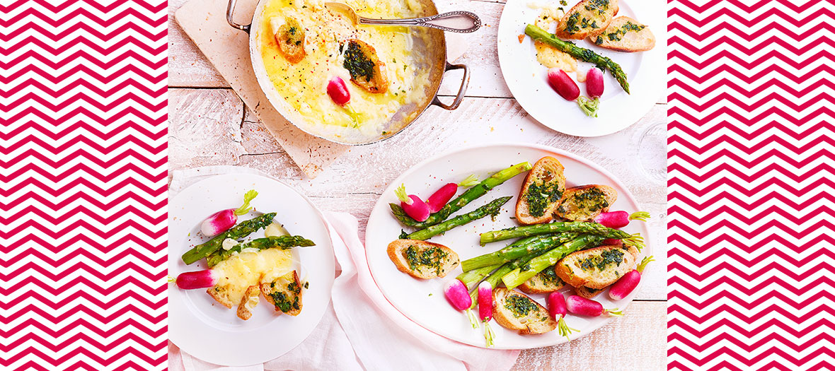 Plat de Fondue Printaniere avec asperges vertes, radis nettoyés, pain, fromage abondance, beurre, persil, Huile, sel et poivre 