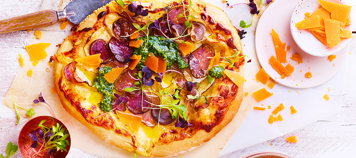 La recette de la pizza de printemps avec de l'ail et des herbes printanières comme de l'oseille et du cresson et du pesto