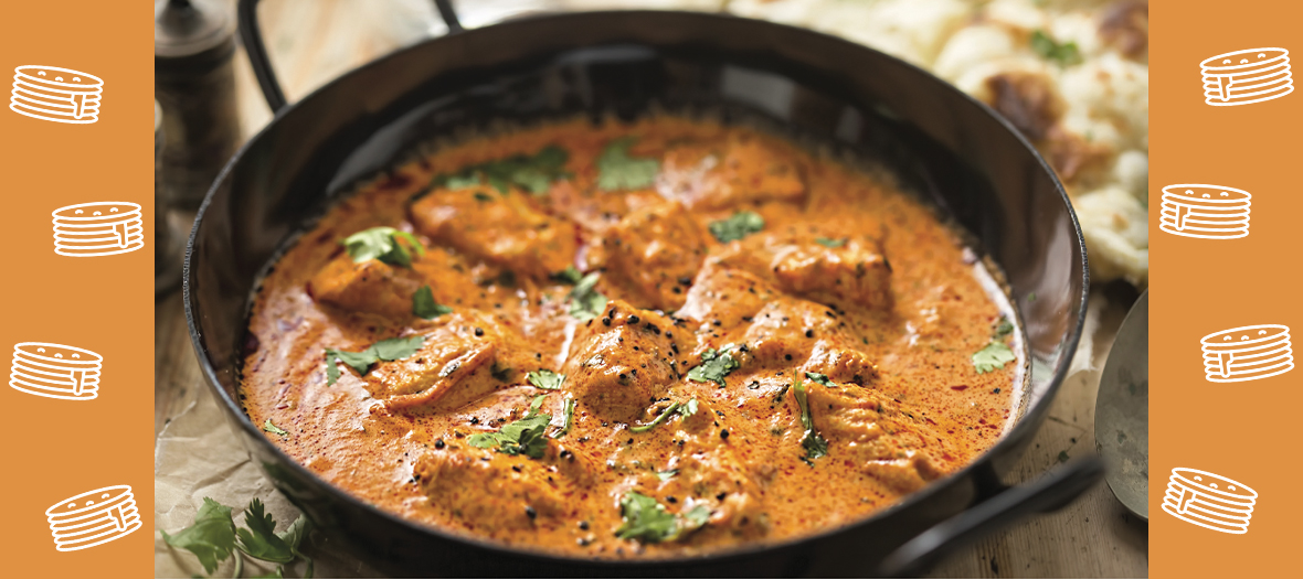 Plat de chicken butter avec poulet, ail, gingembre, oignons, noix de cajou, feuilles de coriandre, tomate, cumin en poudre, poudre de piment 