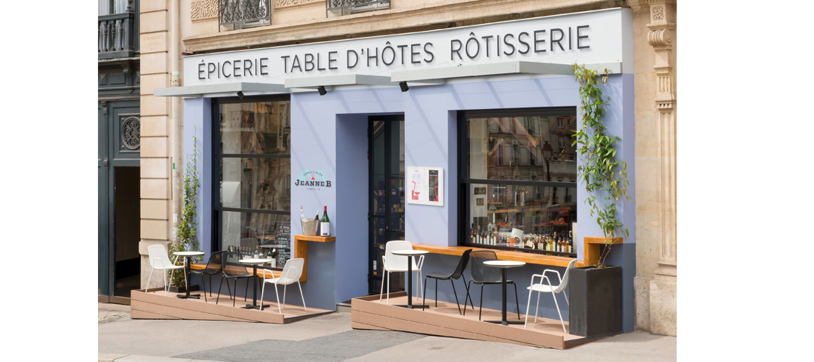 Facade of the restaurant La Marée de Jeanne B where the flea market takes place