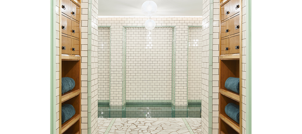 Le spa avec un carrelage métro et suspensions globes de l’Hôtel Ballu