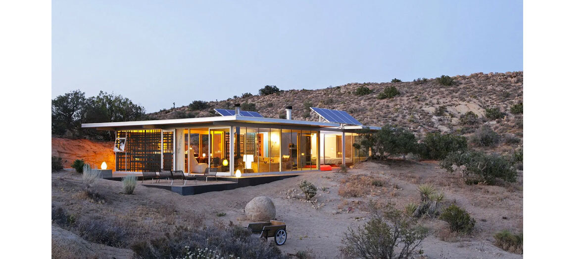 itHouse sans réseau, nichée à Pioneertown, maison totalement alimentée par des panneaux solaires