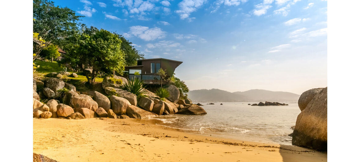 une maison les pieds dans l’eau à Santa Catarina, un petit village ultra bohème sur la côte atlantique brésilienne