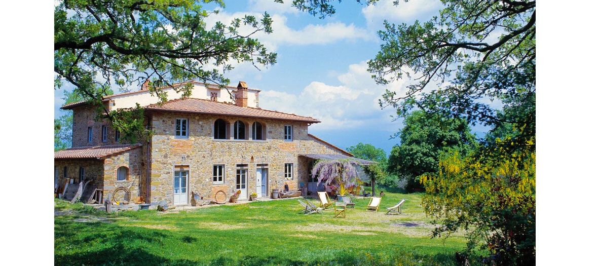 une ferme en pierres du XVIIe siècle avec 7 chambres, entourée de chênes et d'oliviers centenaires