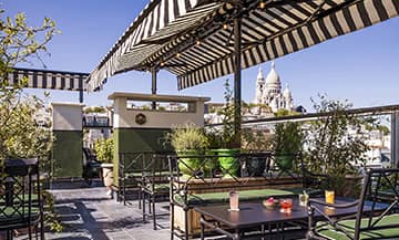 Le bar sur le toit on the roof of the Rochechouard hotel