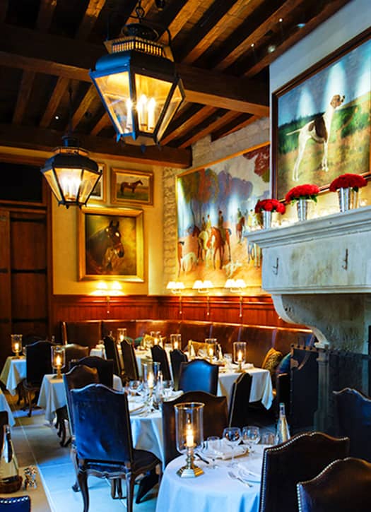 Bar avec cheminée au Ralph