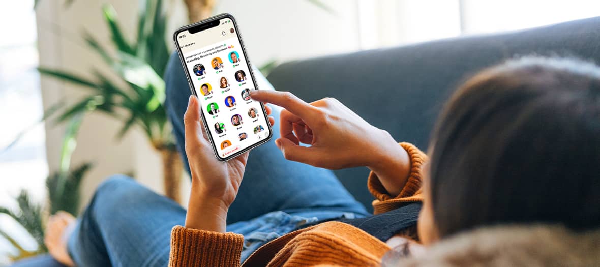 Clubhouse est une plateforme de chat vocal donnant accès gratuitement à des conférences en direct dans des “rooms”