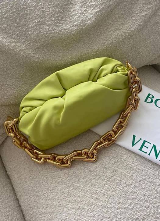 le Padded ou le Chain Cassette, à essayer dans tous les coloris incomparables Bottega Veneta