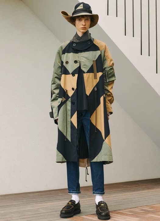 les mailles extraordinaires, blousons, trenchs et manteaux aux lignes hybrides pour imposer un véritable statement Sacai