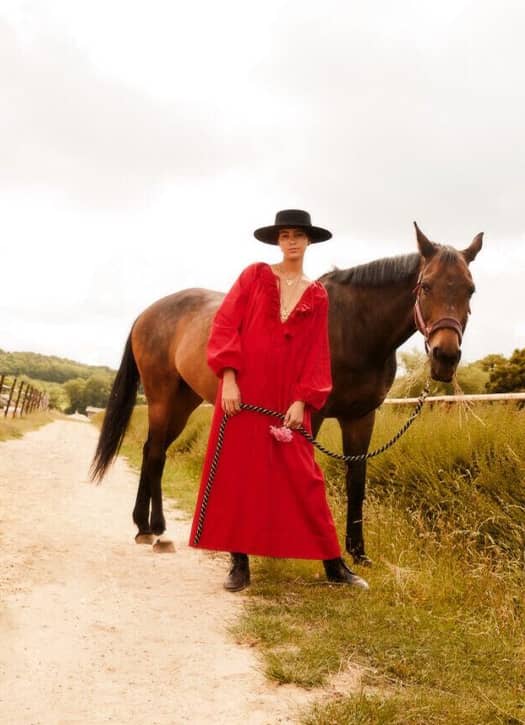 Robe rouge à épaules dénudées de chez achevalpampa