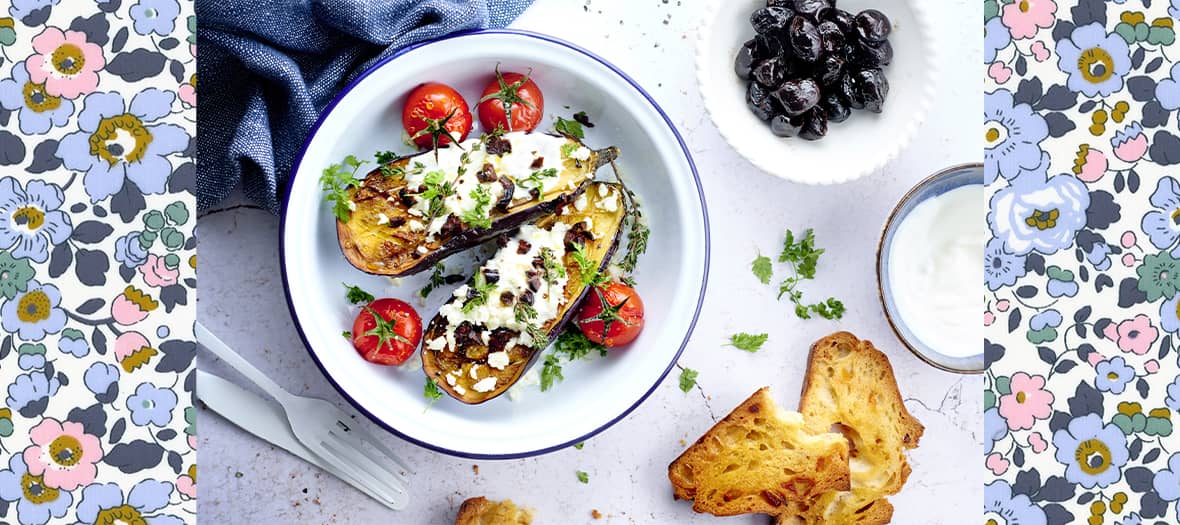 La recette de l'aubergine olive, Le match de l’aubergine rôtie avec du yaourt grec, de la feta et des olives.