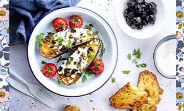 La recette de l'aubergine olive, Le match de l’aubergine rôtie avec du yaourt grec, de la feta et des olives.