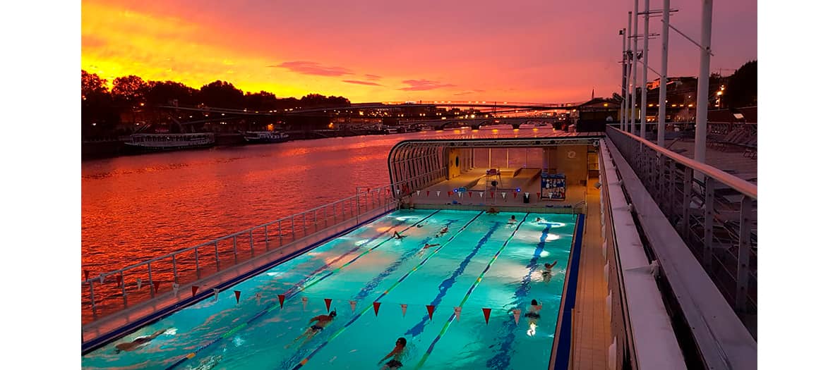 Outdoor swimming pool next to the Seine on the Quai François Mauriac