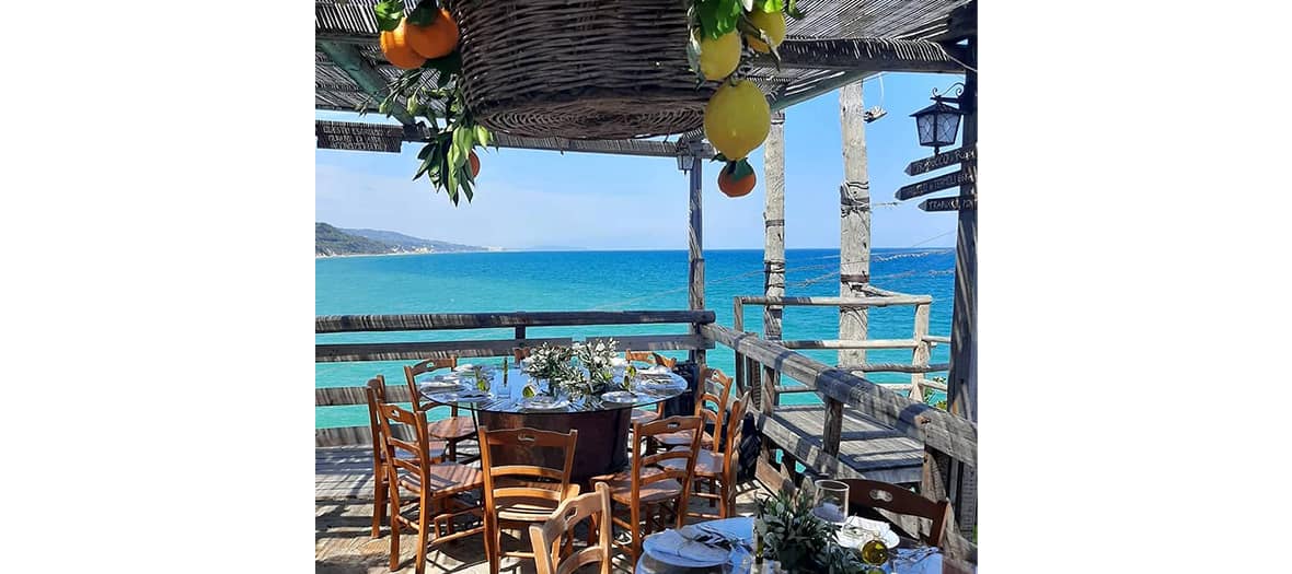 La table Trabucco di Monte Pucci dans la péninsule du Gargano