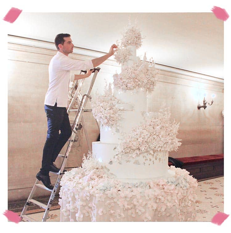 Le gâteau d'anniversaire de Bastien Blanc Tailleur