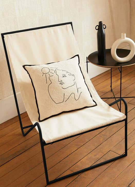 Ecru face pattern cushion