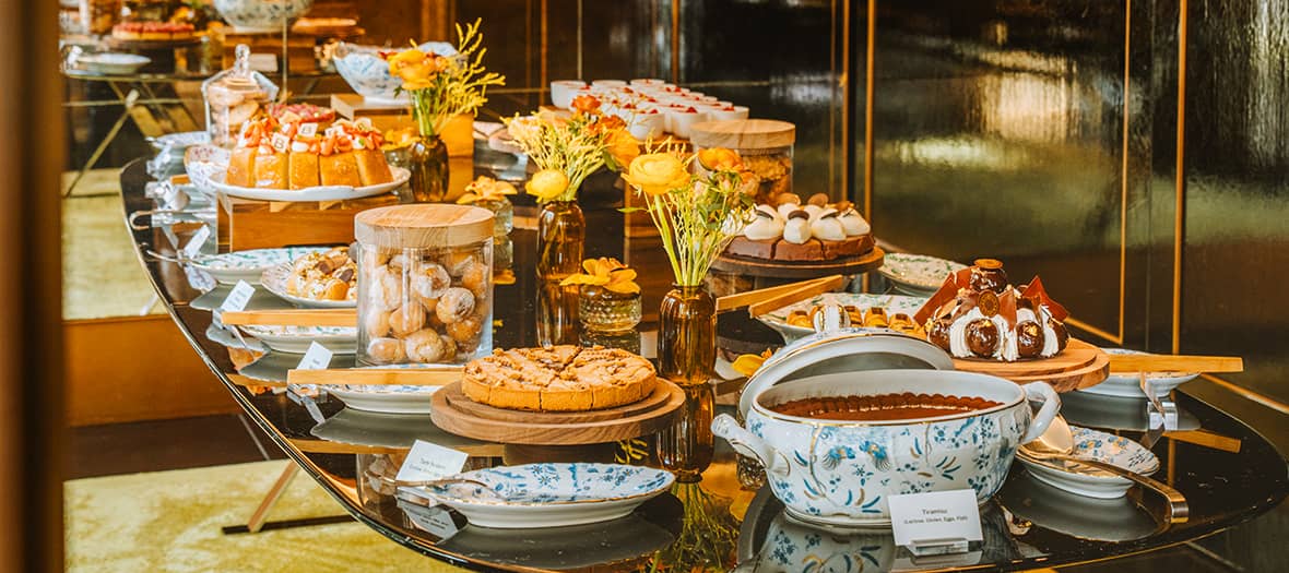 Buffet de desserts et pâtisseries italiennes haut de gamme proposé lors du brunch du Bvlgari Hôtel Paris.