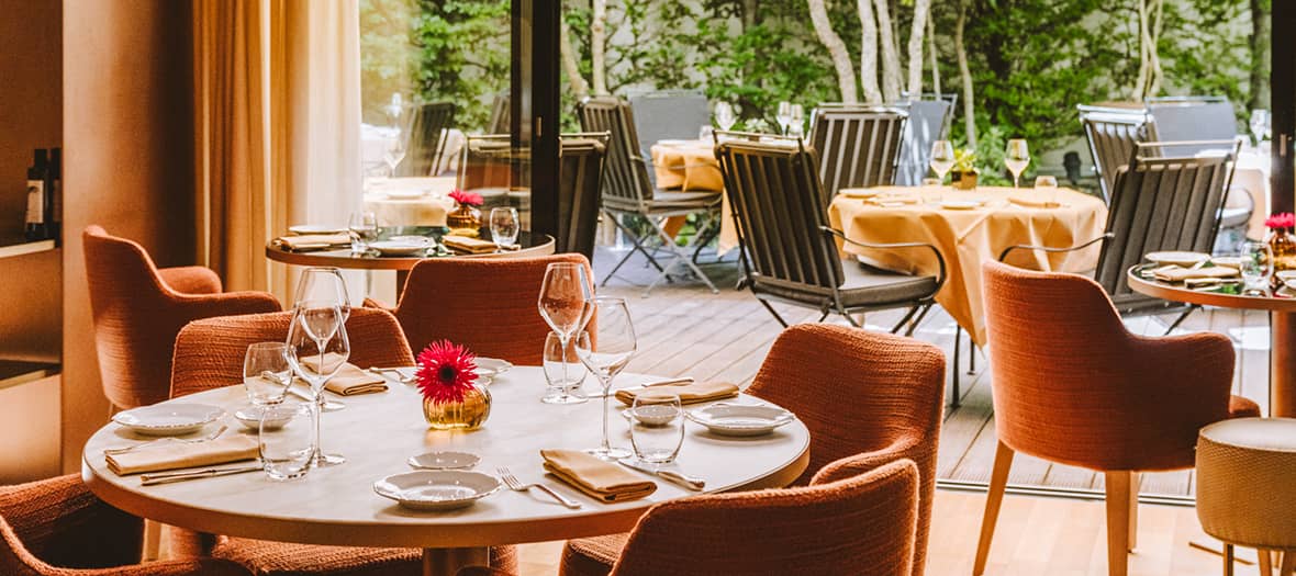 Terrasse élégante et salle lumineuse du restaurant Il Ristorante Niko Romito pour le brunch au Bvlgari Hôtel Paris.