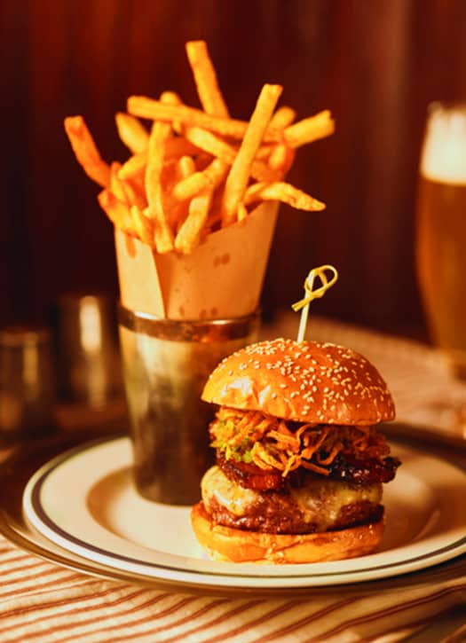  le Canyon Burger avec sa recette sucr&eacute;-sal&eacute; de bacon caram&eacute;lis&eacute; au sirop d&rsquo;&eacute;rable et whisky chez Ralph &agrave; Saint-Germain.