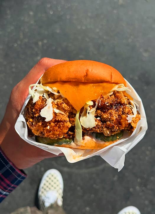 Le burger OG avec sa cuisse de poulet frite et sa spicy mayo chez Mao Fry