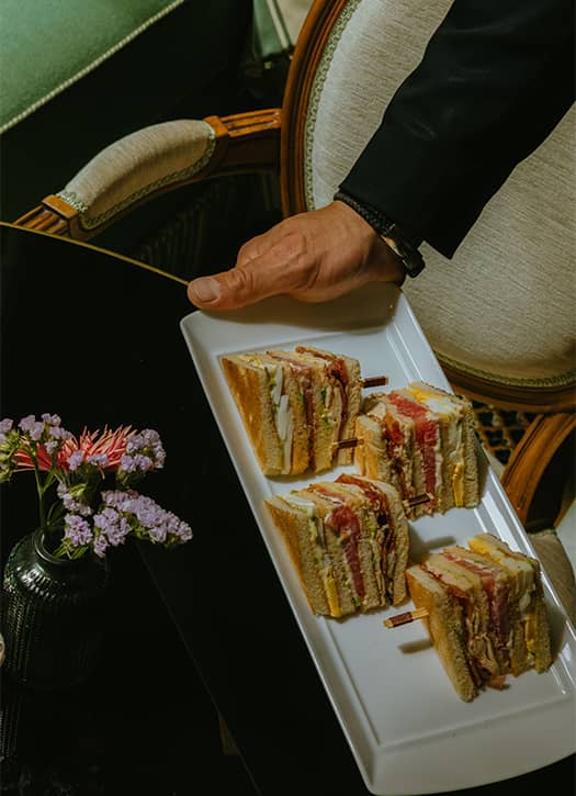 Club sandwich raffiné du Café Antonia au Bristol Paris, présenté en parts élégantes.