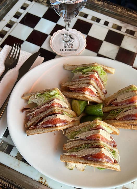 Club sandwich emblématique du restaurant Le Fumoir à Paris, garni de dinde, bacon et salade.