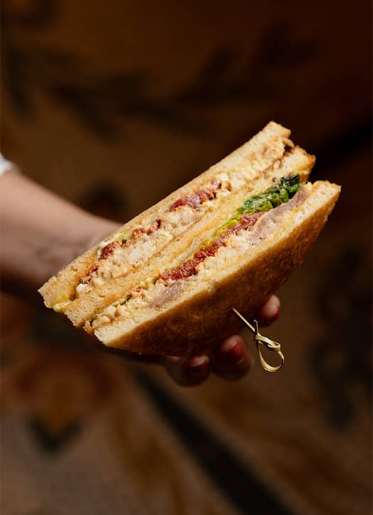 Club sandwich haut de gamme du palace Le Meurice à Paris, revisité avec des ingrédients raffinés.
