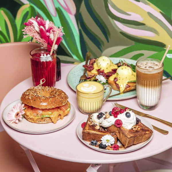 Petit-déjeuner coloré chez Bon Bouquet Café à Paris – Bagel au saumon, pain perdu aux fruits, œufs Bénédicte et latte