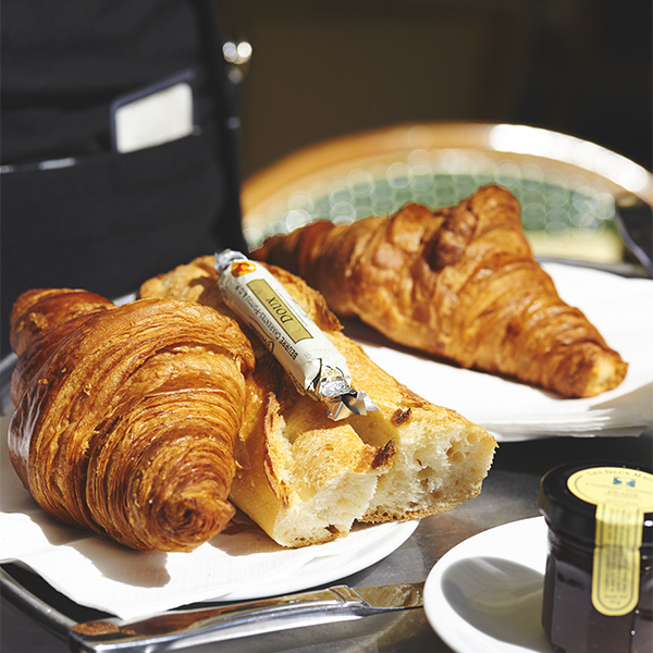 Petit-déjeuner typiquement parisien aux Deux Magots – Croissants, baguette, beurre et confiture