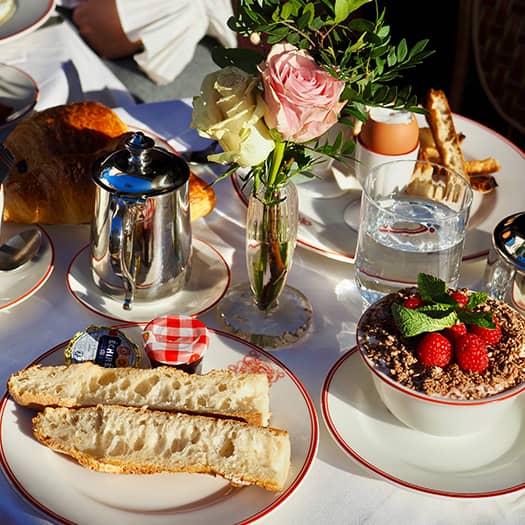 Petit-déjeuner gastronomique à la Maison François 1er à Paris – Pain frais, confiture et chocolat chaud