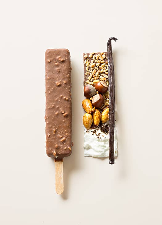 Bâtonnet glacé vanille enrobé de chocolat au lait avec noisettes par La Maison du Chocolat à Paris.