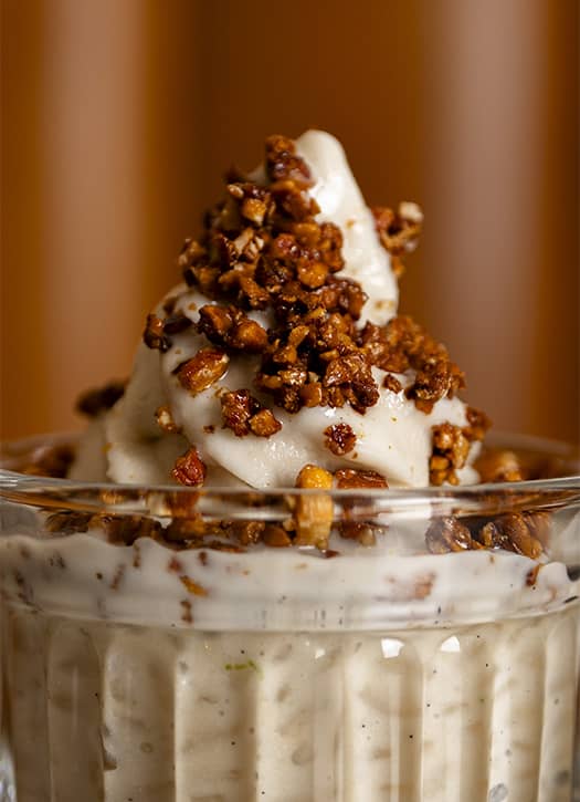 Crème glacée vanille généreuse aux éclats de noix caramélisées par Nicolas Paciello chez Blend.