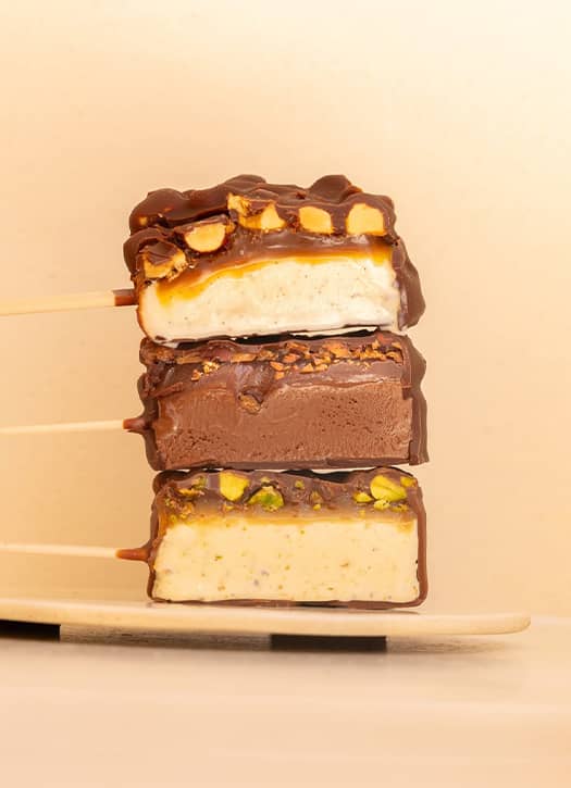 Glace artisanale chocolat caramel vanille avec éclats de noix par Artigue à Paris
