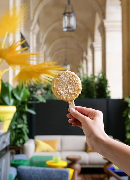 Bâtonnet glacé enrobé de chocolat blanc et noix de coco au Crillon à Paris