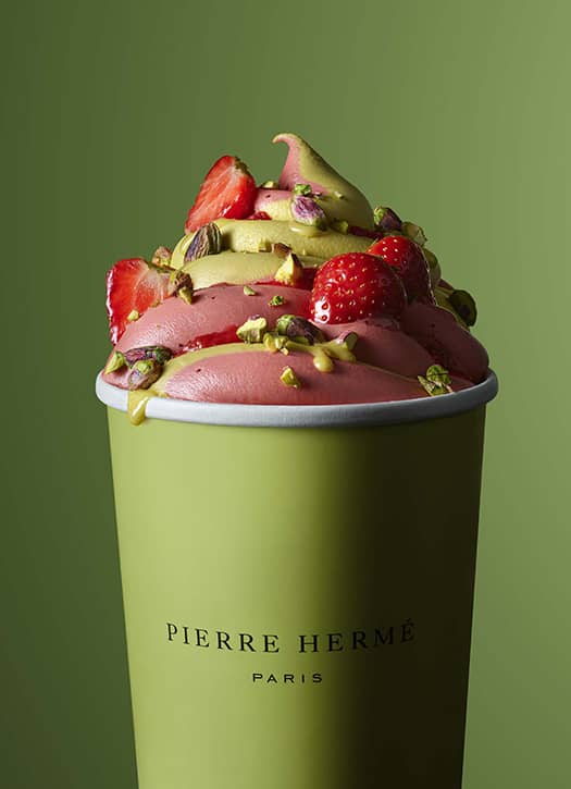 Glace signature fraise-pistache avec fruits frais par Pierre Hermé à Paris
