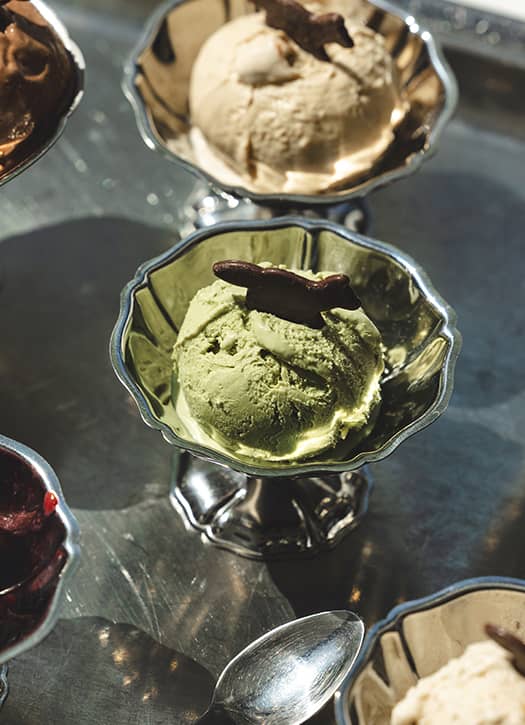 Glace au matcha avec copeaux de chocolat noir par Kitsuné x Folderol à Paris