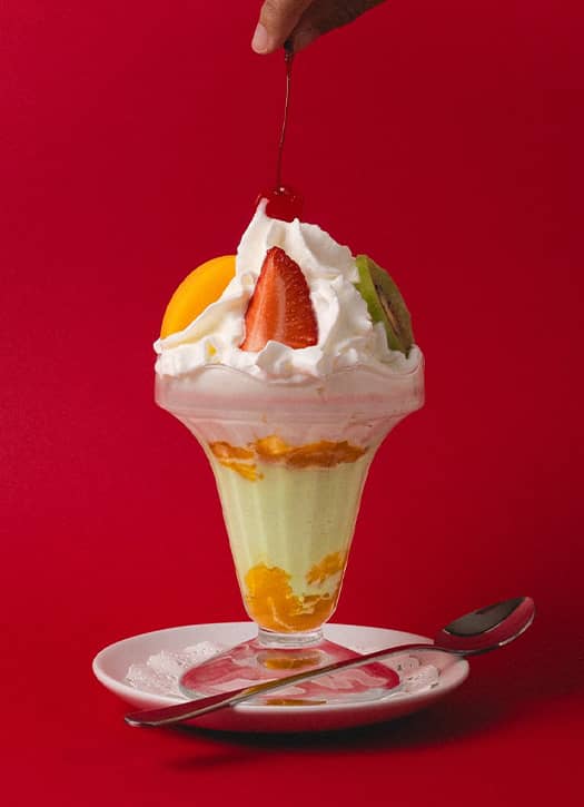 Sundae exotique avec chantilly, fraises, kiwi et cerise chez Bao à Paris