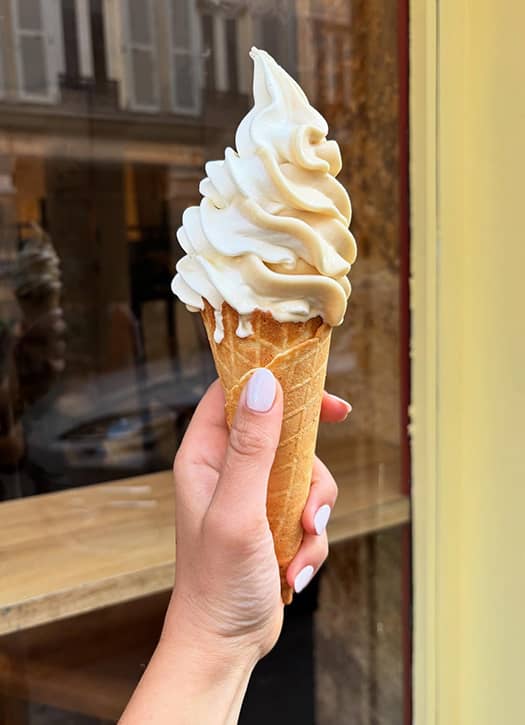 Glace vanille crémeuse en cornet chez La Combine à Paris