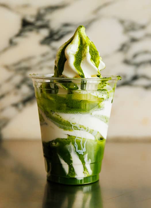 Glace soft serve vanille au matcha servie en pot chez Café Nuance à Paris