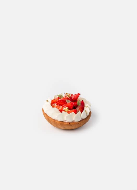 Mini tarte aux fraises élégante avec crème vanille servie au Crillon Paris