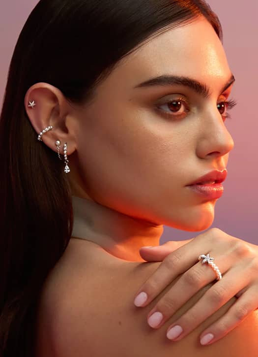 Piercing constellation réalisé chez Nébuleuse à Paris avec boucles dorées fines.