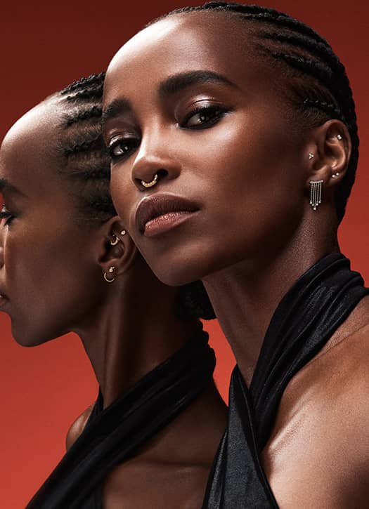 Piercing design Saboteur à Paris, bijou doré et style avant-gardiste.